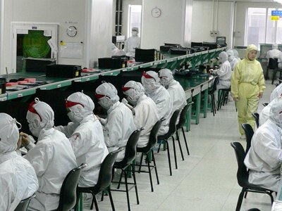 Массовый наем работников на фабрики Foxconn для производства iPhone 5S