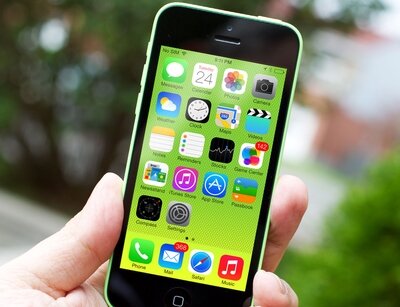 Заменить разбитый экран iPhone 5c можно в Apple Store за $149