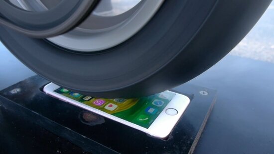 iPhone 6s против мотоцикла Ducati: кто кого?