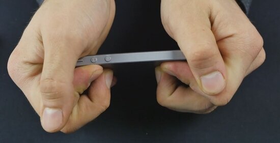 iPhone SE согнули голыми руками