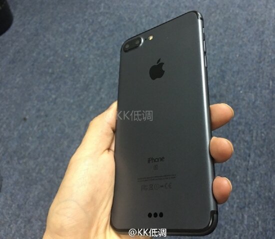 iPhone 7 Plus в расцветке Space Black на фото